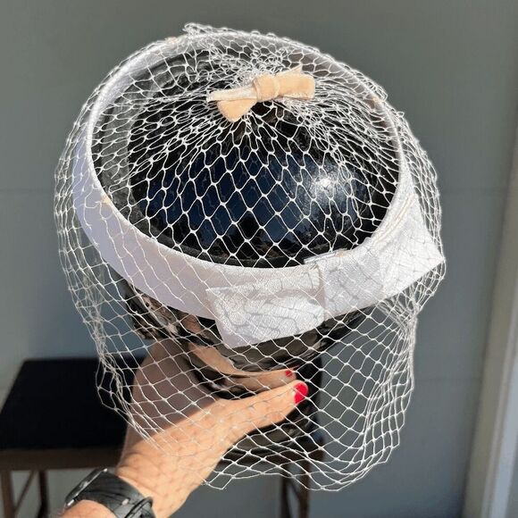Vintage White Bow Veil Fascinator with Mesh Netting Birdcage Veil - Picture 2 of 7